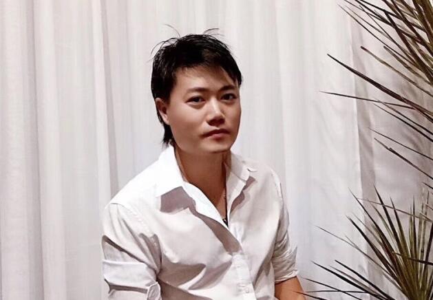 是真的很愛(ài)美發(fā)這行，才會(huì)投入大把時(shí)間和金錢