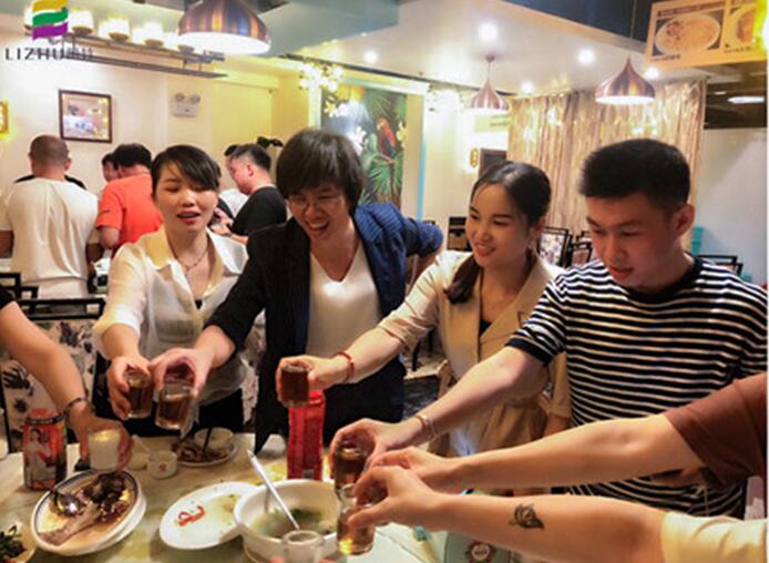 麗竹學(xué)校全體教職工，相親相愛一家人