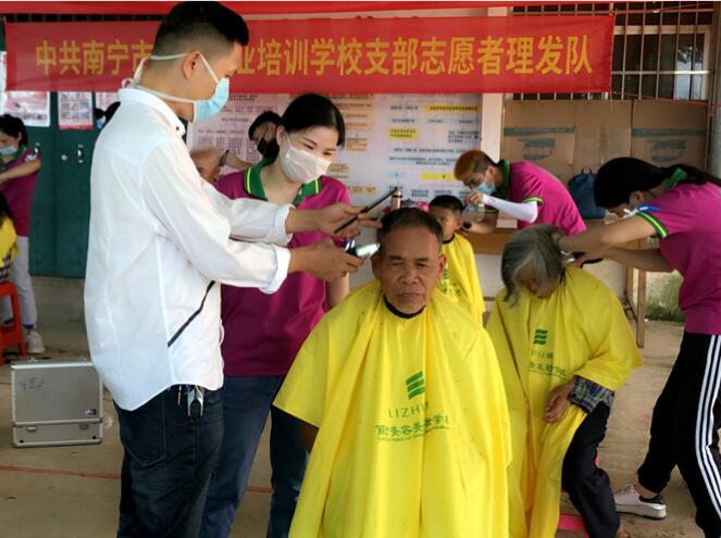 你笑起來真好看，像春天的花一樣