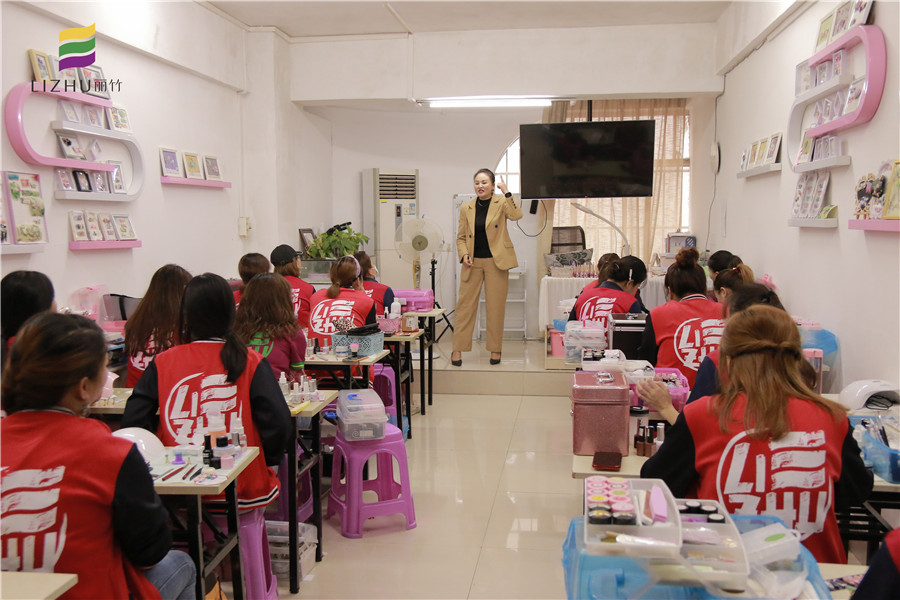 吶！麗竹學校美甲班的就業(yè)宣講來啦