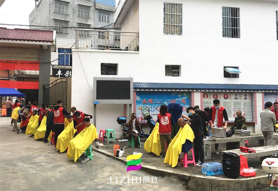 美發(fā)學(xué)校實踐：學(xué)習(xí)雷鋒，好榜樣