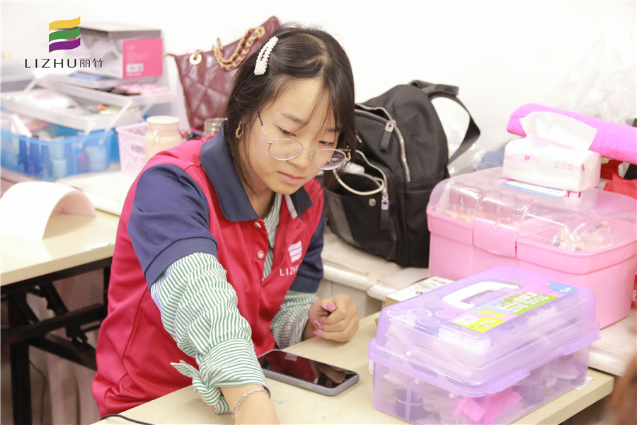 美甲學員感言：將愛好變?yōu)橘嶅X武器