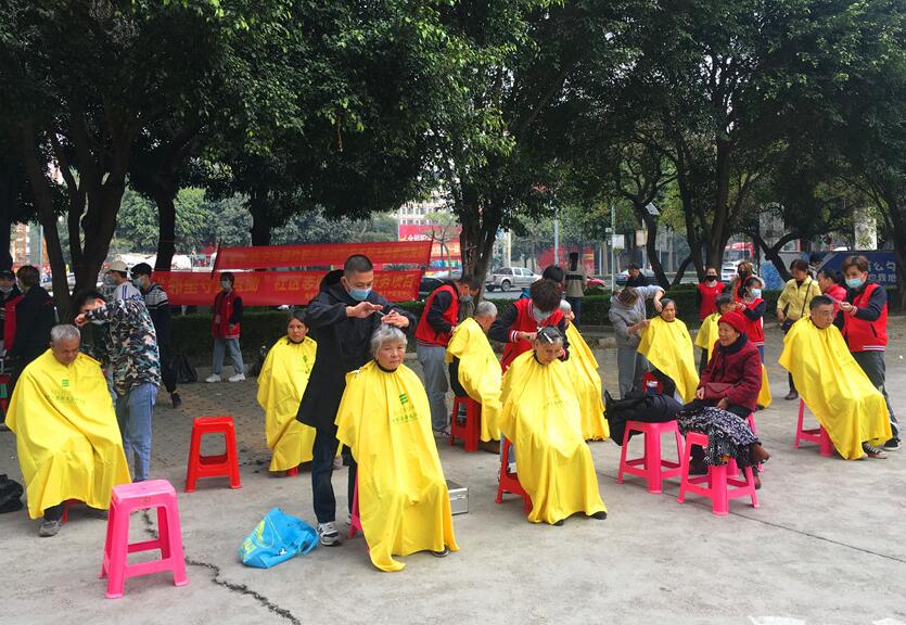 天寒地凍，麗竹義務理發(fā)暖人心