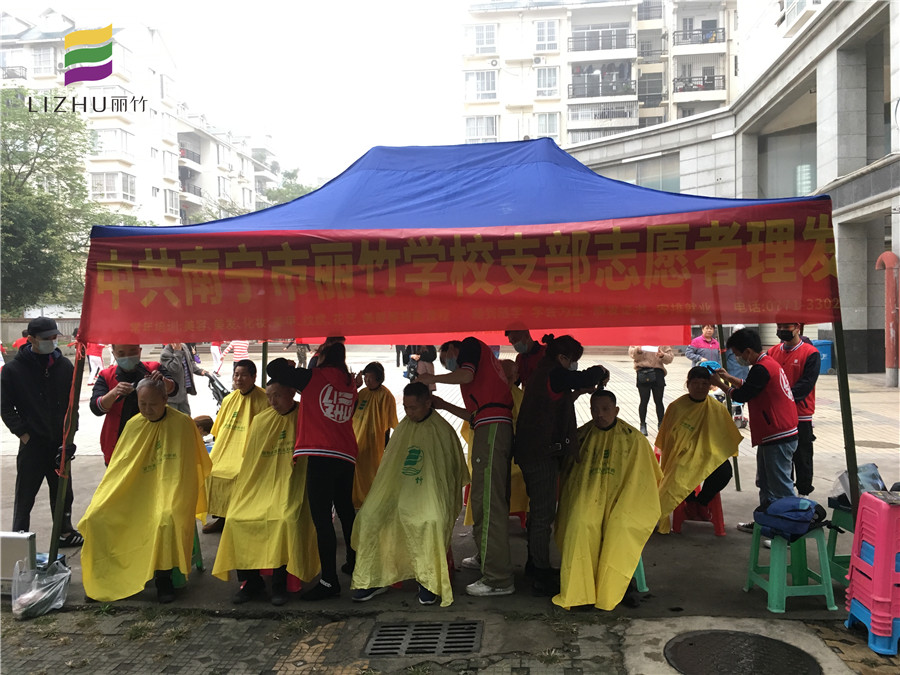 南寧美發(fā)學?！睂W雷鋒”活動為社區(qū)免費理發(fā)