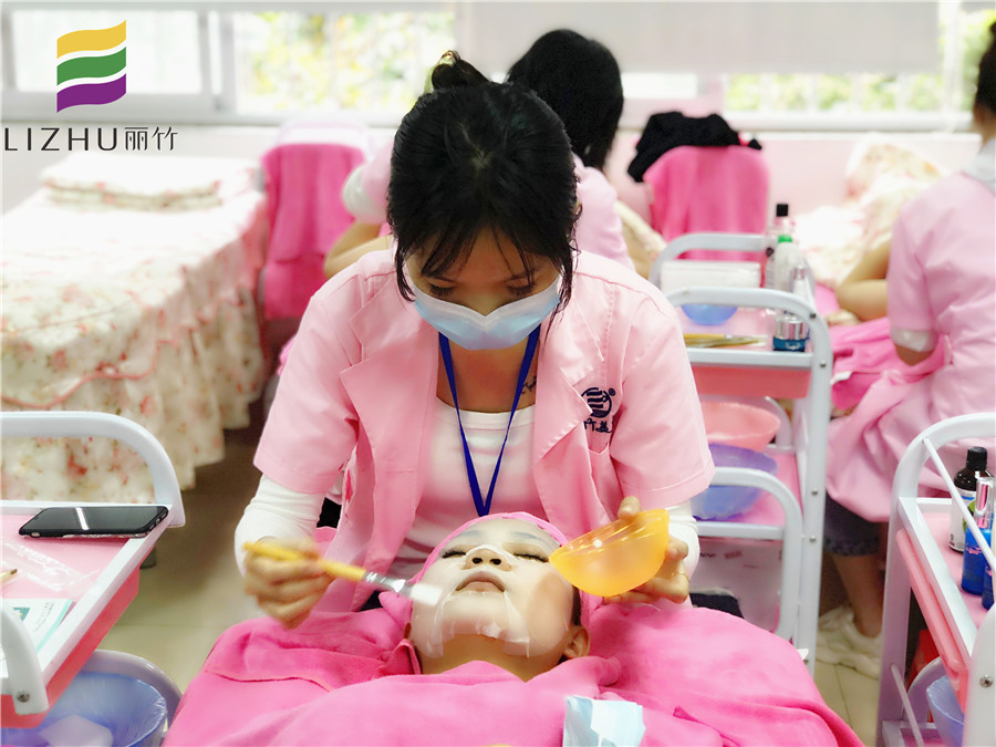 關(guān)注春季補(bǔ)水戰(zhàn)，看看南寧美容哪家教學(xué)好