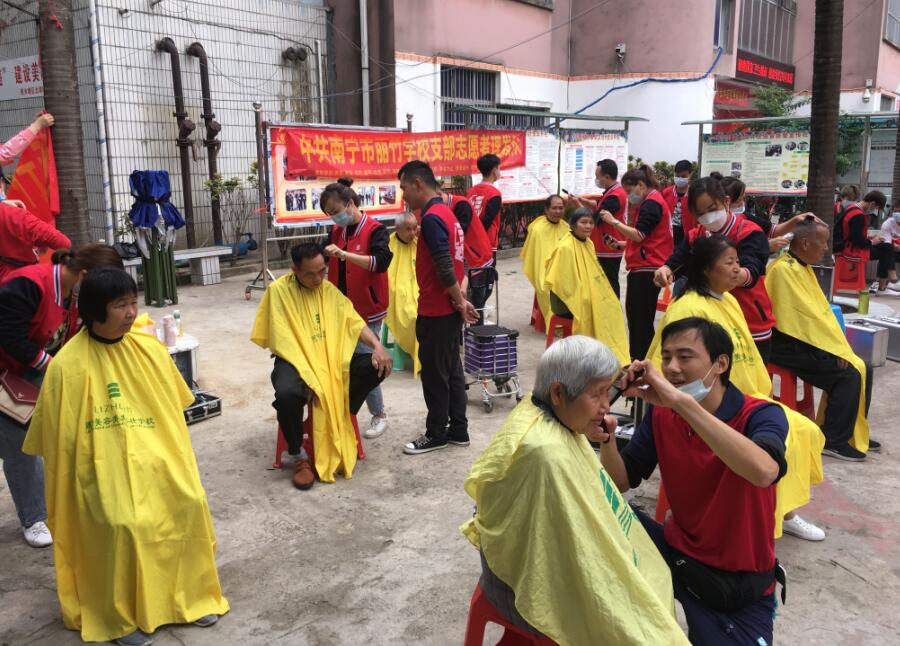 “雷鋒義剪”入社區(qū)，方知南寧美發(fā)學(xué)校哪家好