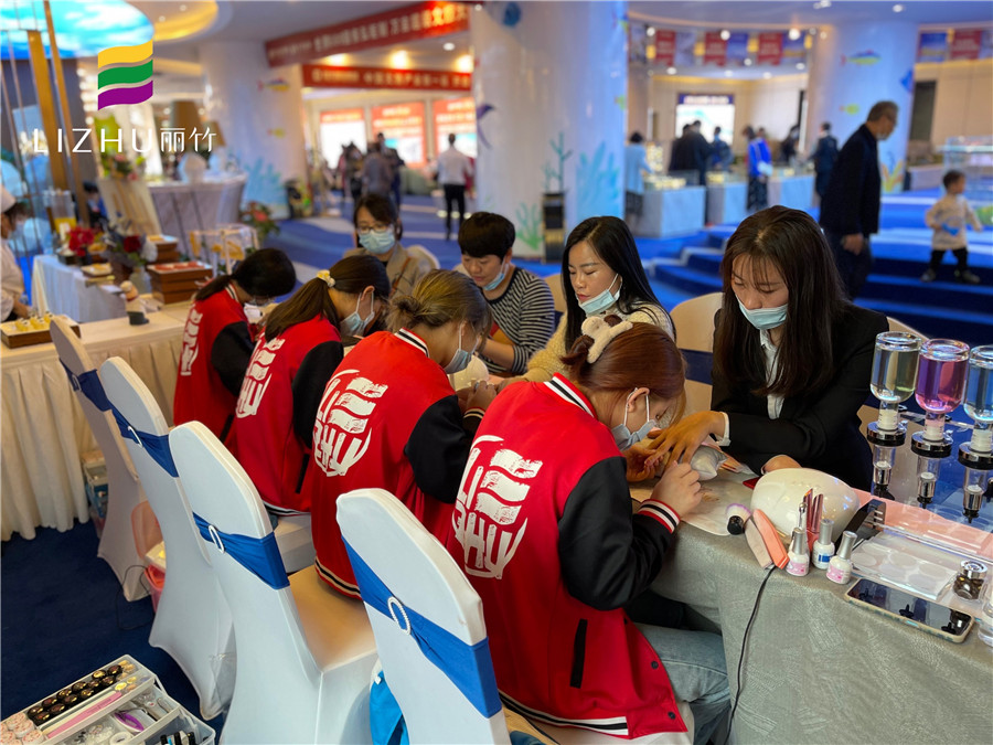 南寧化妝美甲學(xué)校組織學(xué)員進(jìn)行美甲化妝實(shí)踐活動(dòng)