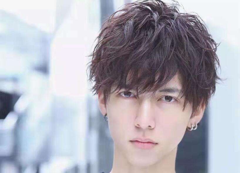 錫紙燙兩邊的頭發(fā)需要剪嗎？廣西正規(guī)美發(fā)學(xué)校告訴你