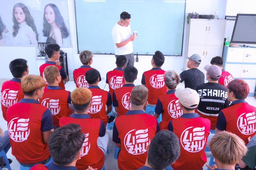 南寧學(xué)美發(fā)有前途嗎？選對(duì)美發(fā)培訓(xùn)學(xué)校很重要