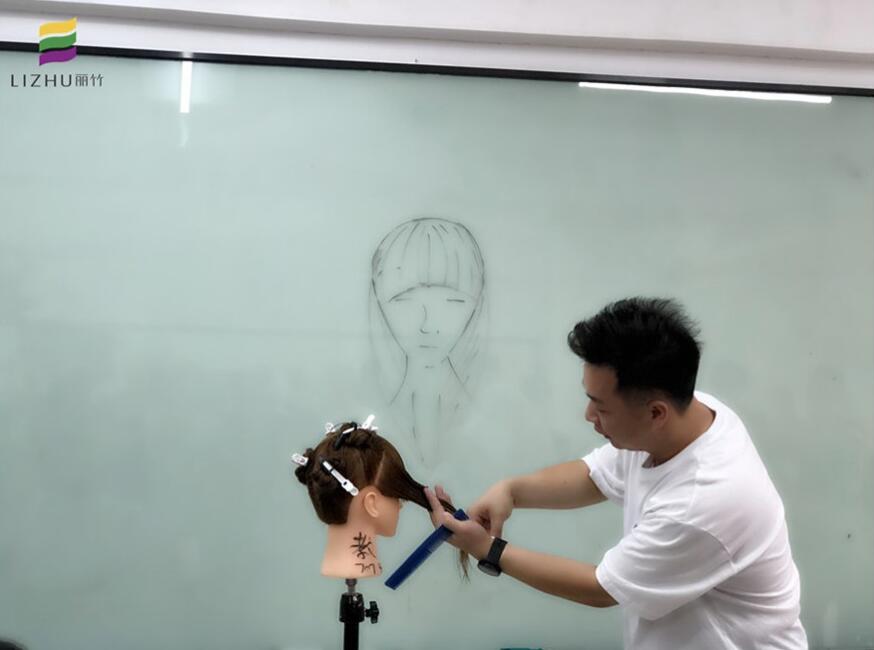 南寧專業(yè)美發(fā)學(xué)校叫你千萬(wàn)別剪齊劉海