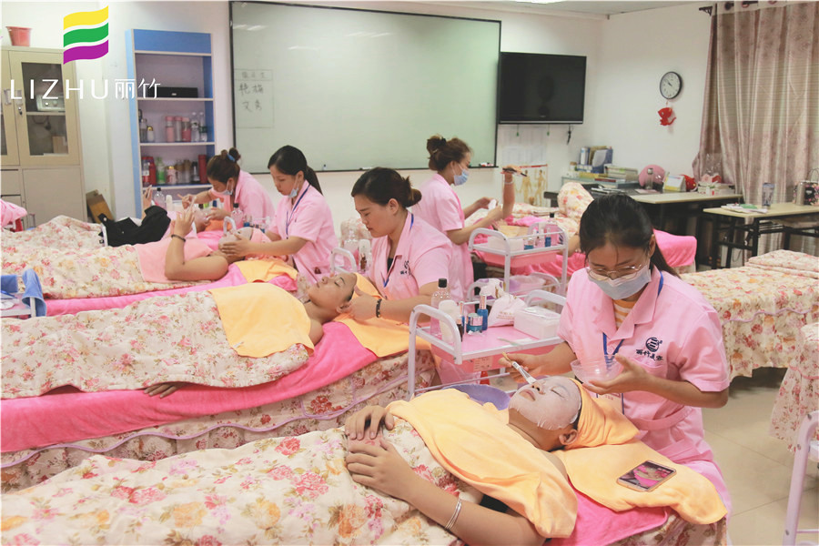 混油皮和混干皮的區(qū)別？廣西人氣高美容學(xué)校幫你解答