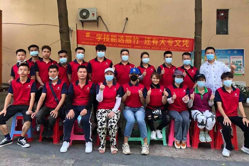 南寧美發(fā)學(xué)校外出實踐為居民義務(wù)理發(fā)