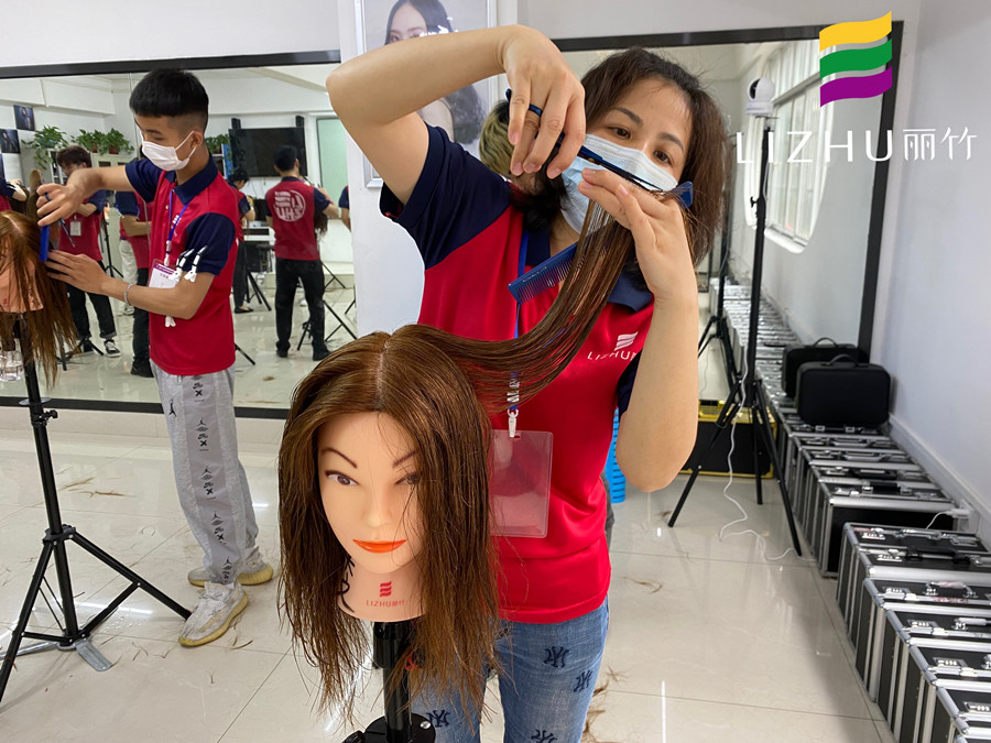 想知道廣西學美發(fā)哪家正規(guī)？快來看剪女發(fā)的技巧