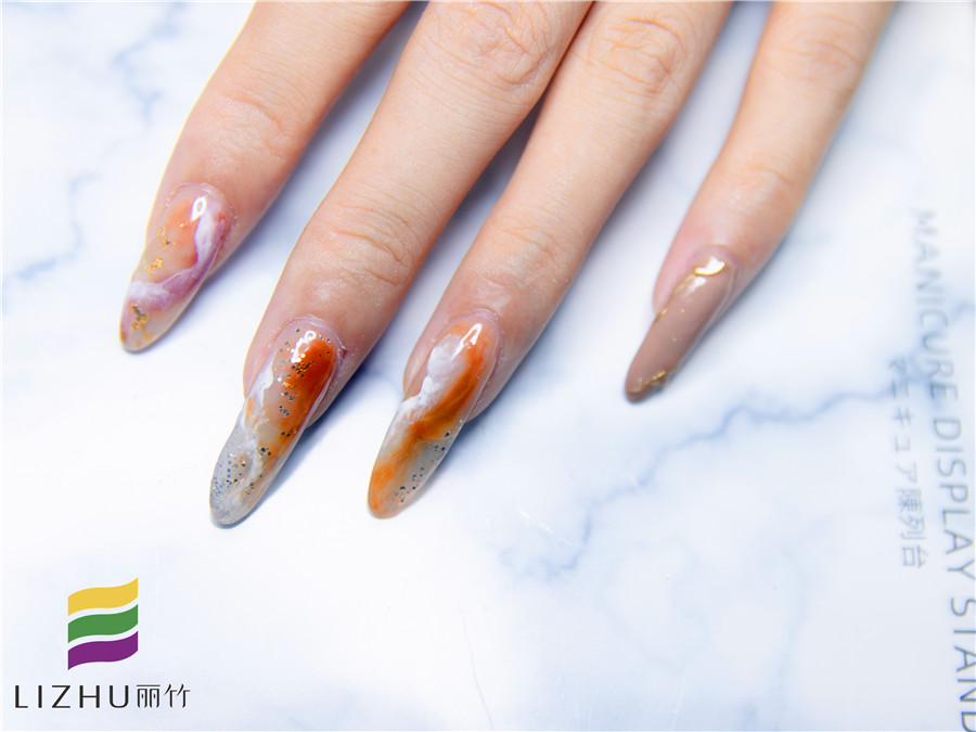 南寧專(zhuān)業(yè)美甲學(xué)校：暈染款美甲