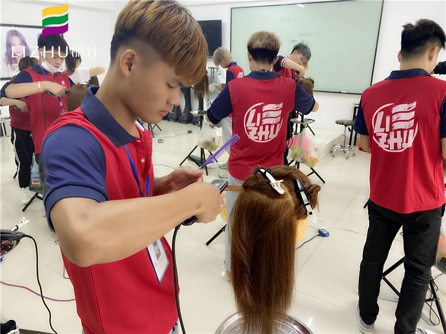 學直板夾使用技巧，就來廣西教美發(fā)的學校