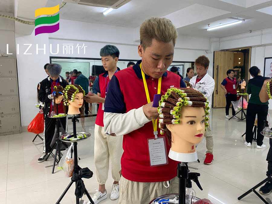 怎樣燙出彈性的波浪卷發(fā)？南寧美發(fā)課堂教你