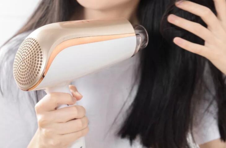 吹風機吹發(fā)型的技巧，廣西培訓美發(fā)學校教你