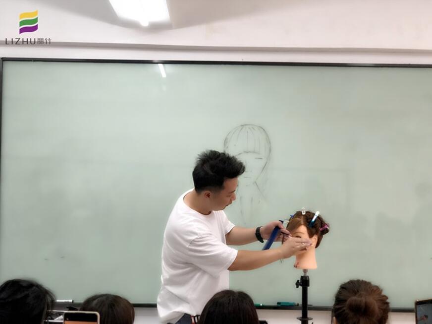 劉海出油怎么解決？南寧教理發(fā)的學校教你方法