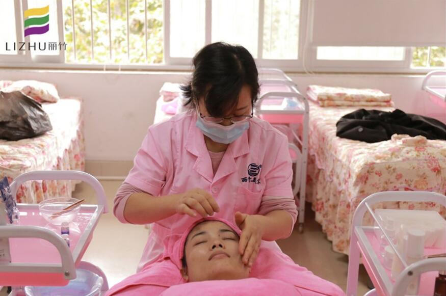 美容師不告訴你的皮膚護理小技巧，麗竹美容學(xué)校幫你找到啦