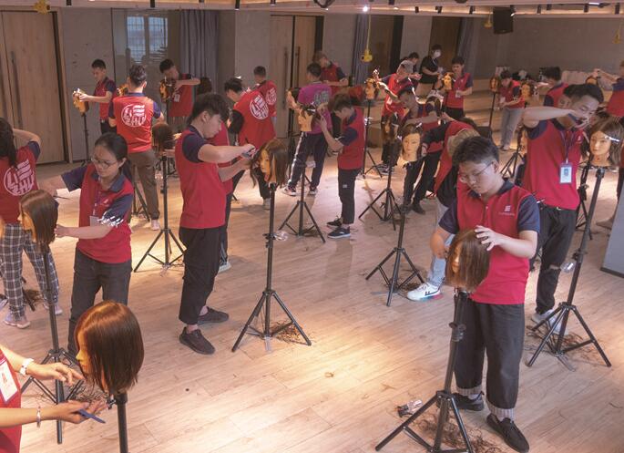 美發(fā)實(shí)操剪發(fā)常用手法，南寧美發(fā)基礎(chǔ)班學(xué)員正在練習(xí)