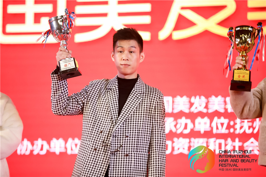 亞軍！祝賀玉可寧老師在全國(guó)美發(fā)美容行業(yè)職業(yè)技能競(jìng)賽斬獲佳績(jī)