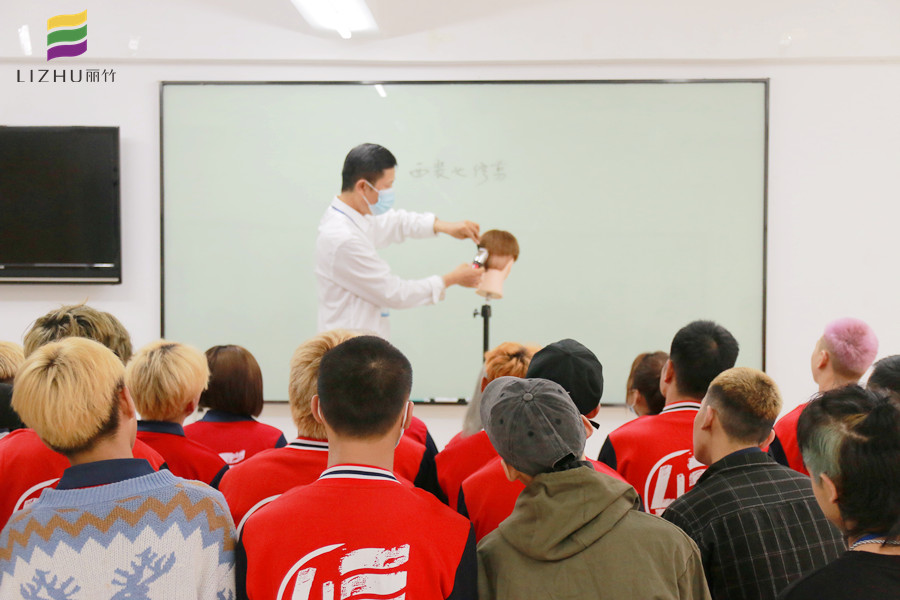 推剪的練習方法，廣西教美發(fā)基礎的學校分享