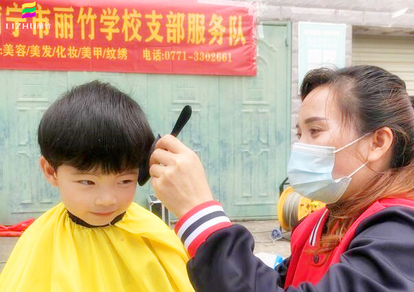 南寧麗竹學(xué)校公益理發(fā)，爭(zhēng)當(dāng)群眾身邊的“活雷鋒”