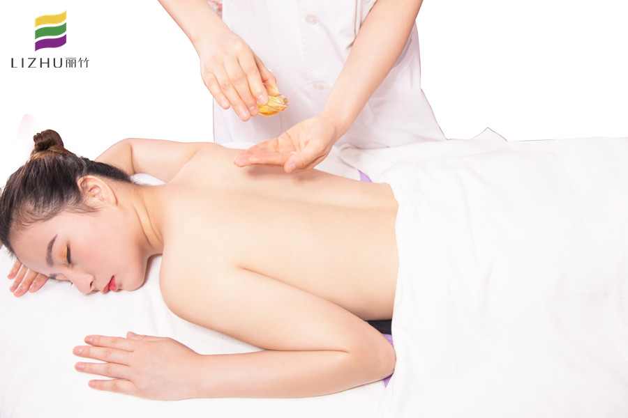 精油開背的好處，到廣西專業(yè)美容學(xué)校去學(xué)習(xí)