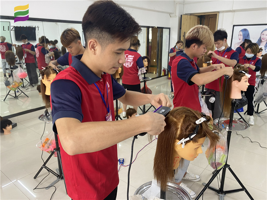 直板夾的使用教程，廣西學(xué)燙發(fā)技術(shù)的學(xué)校知識(shí)分享