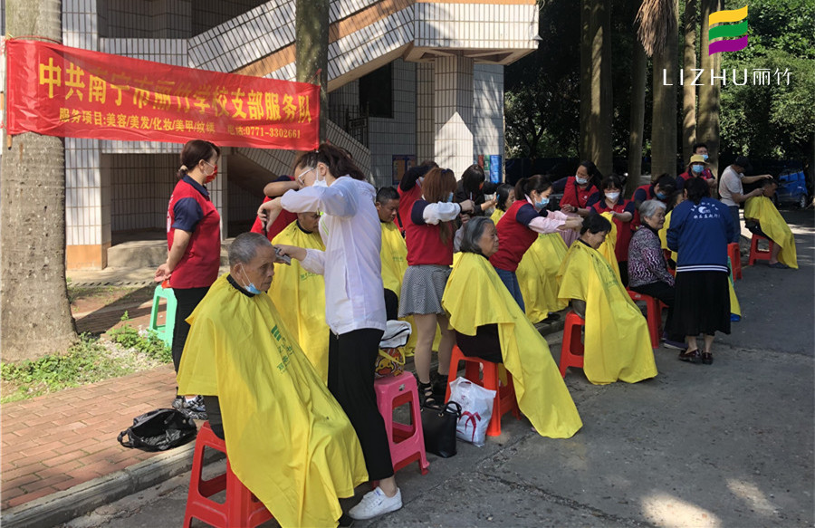 免費(fèi)理發(fā)進(jìn)社區(qū)，廣西美發(fā)培訓(xùn)學(xué)校實(shí)踐活動(dòng)