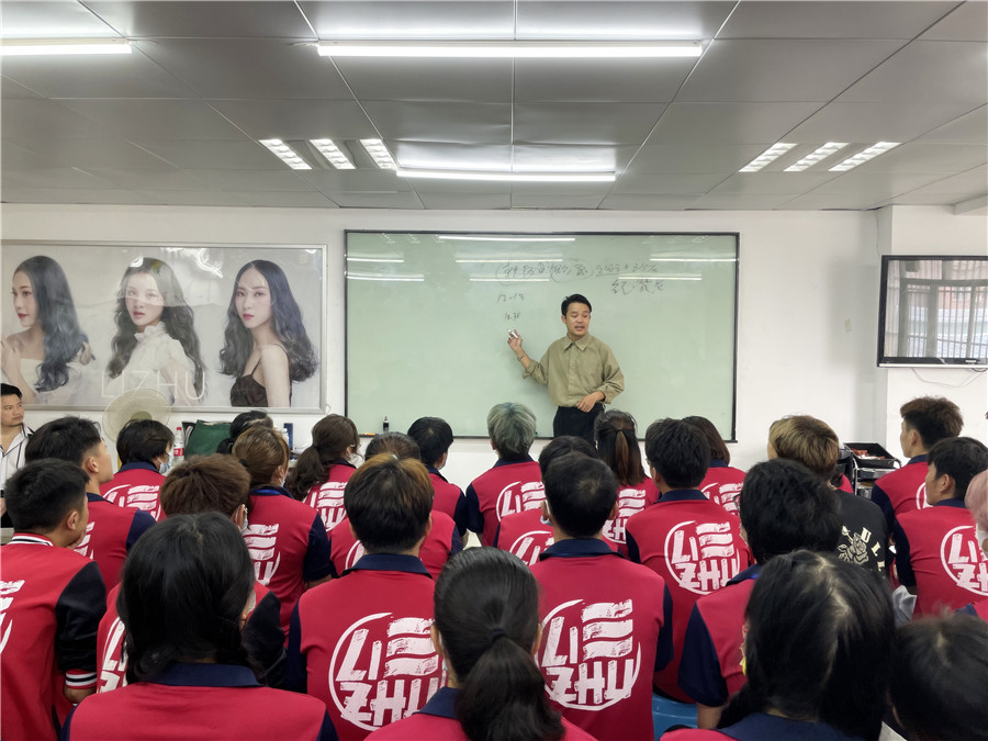 乾健·形象設(shè)計去南寧培訓(xùn)美發(fā)學(xué)校畢業(yè)宣講