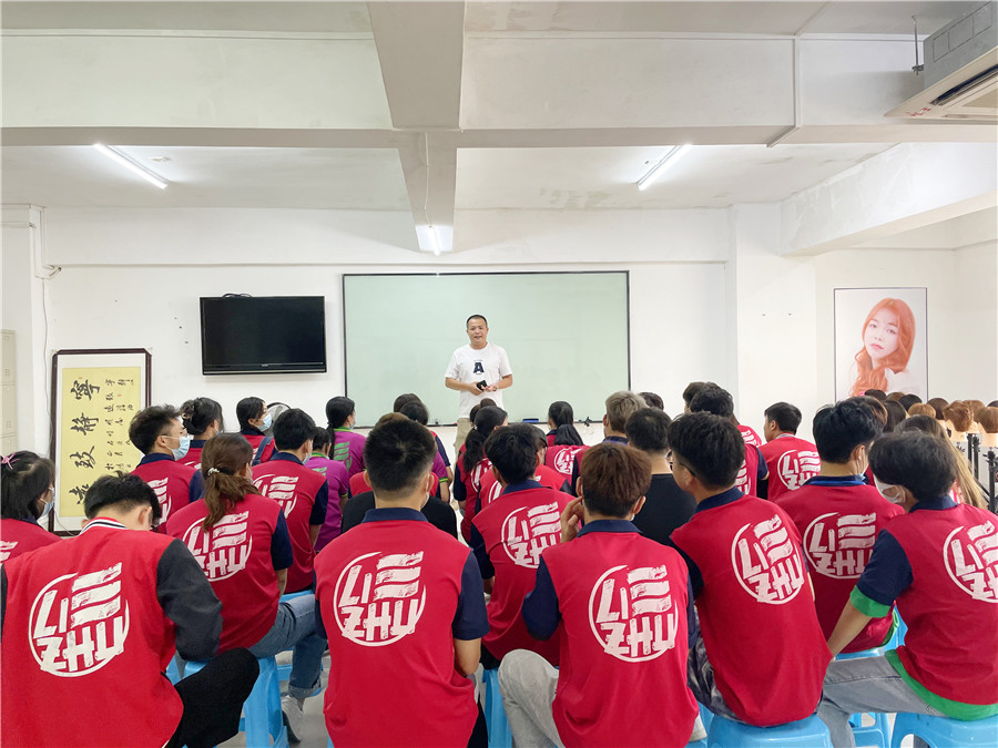 南寧美發(fā)培訓(xùn)學(xué)校舉行就業(yè)指導(dǎo)會