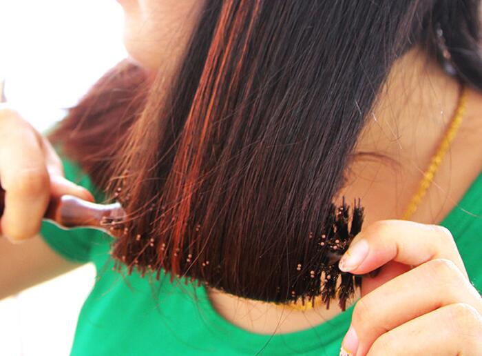 滾梳怎樣挑選？廣西美發(fā)學(xué)校專業(yè)講解