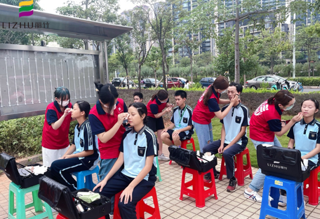 化妝實踐報告-麗竹學?；瘖y專業(yè)為南寧市三中提供化妝服務