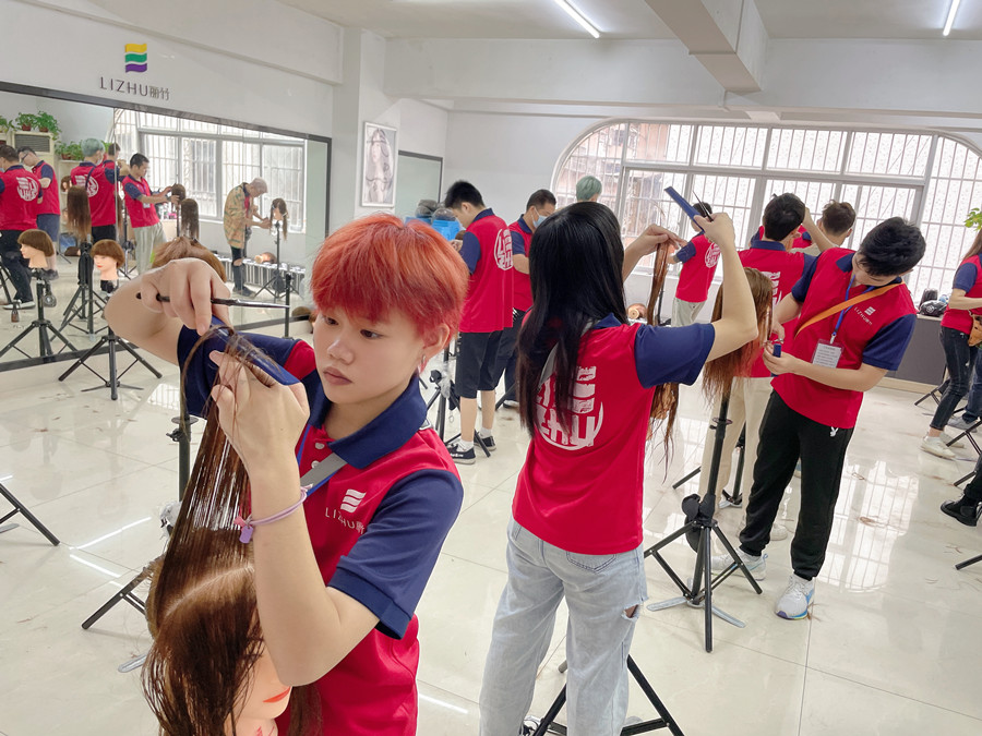 你適合剪齊劉海嗎？南寧剪發(fā)職業(yè)學(xué)校為你詳解