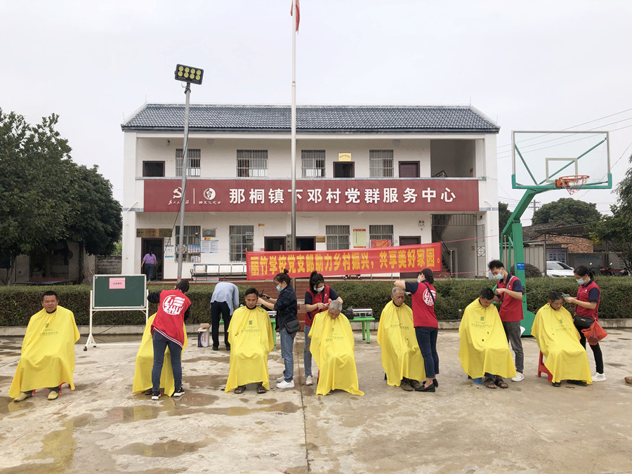 南寧美發(fā)培訓(xùn)學(xué)?！叭锣l(xiāng)”活動，群眾連連稱贊