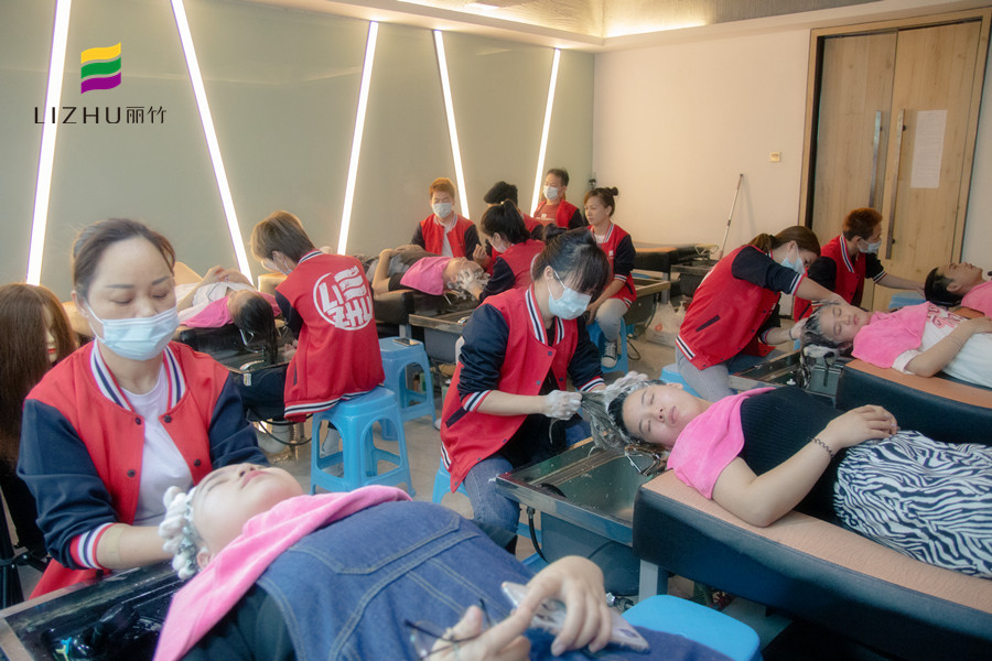 廣西老牌美業(yè)培訓(xùn)學(xué)校告訴你燙過的頭發(fā)怎么剪好看？