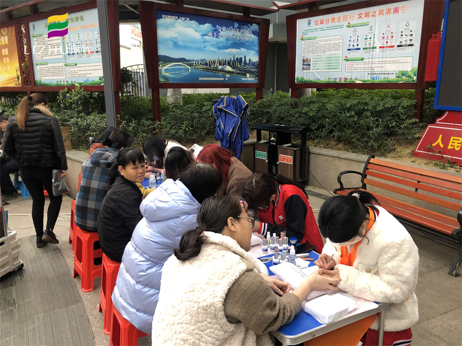 廣西美甲學(xué)校公益美甲進社區(qū)，大受居民歡迎