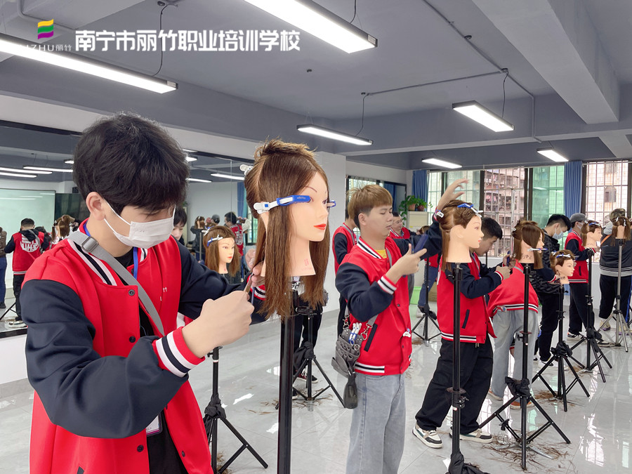 發(fā)型剪出層次感的技巧，南寧美發(fā)師培訓(xùn)課程