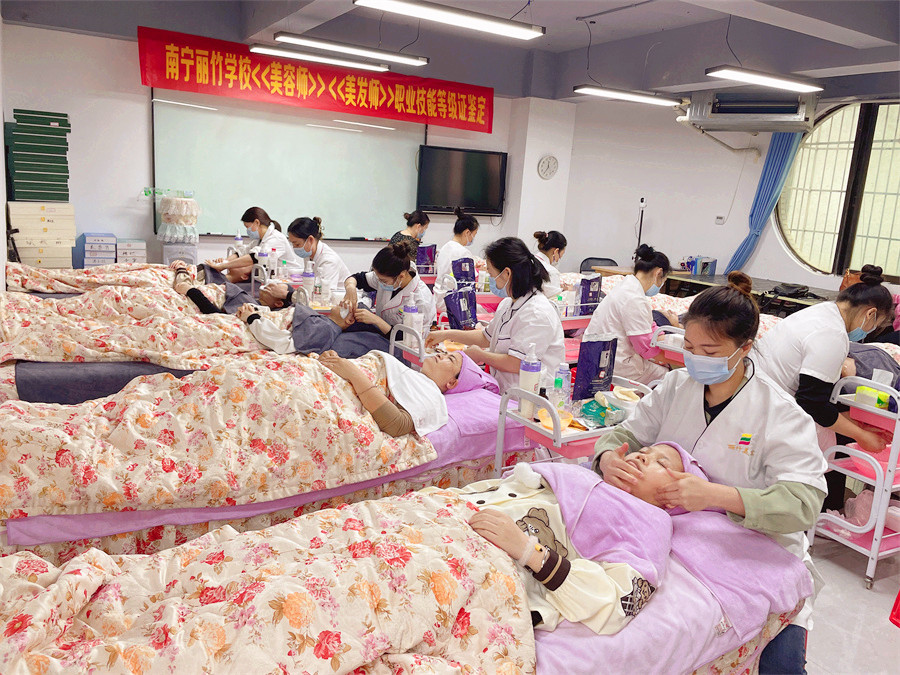 南寧美容師考證-麗竹學(xué)校美容專場(chǎng)落幕