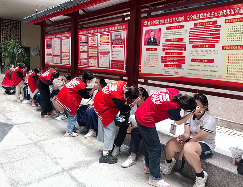 南寧化妝實(shí)踐課，為南寧十四中同學(xué)提供化妝服務(wù)