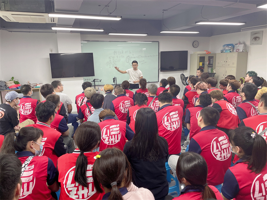 廣西美發(fā)學(xué)校哪家推薦工作？到麗竹學(xué)校就業(yè)宣講會(huì)