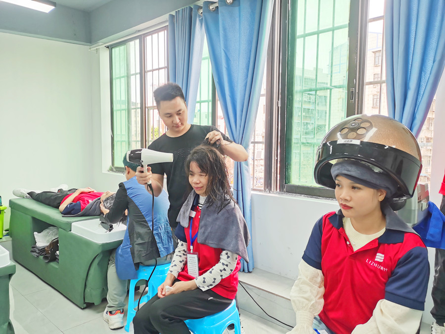 如何給發(fā)膜加熱？南寧美發(fā)職業(yè)技術(shù)學(xué)校課堂實(shí)訓(xùn)講解