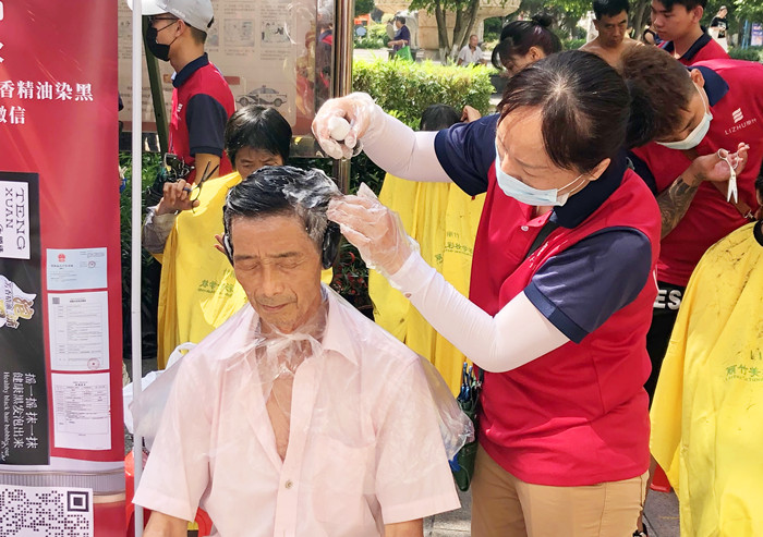 “白染黑”受歡迎，南寧美發(fā)學校公益進社區(qū)