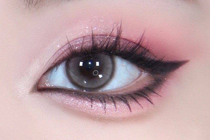 芭比黑粉煙熏眼妝教程，南寧化妝基礎學校教你