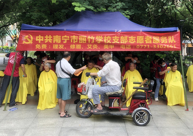 ?小區(qū)免費理發(fā)公益活動，廣西美發(fā)職業(yè)技術(shù)學(xué)校在進行