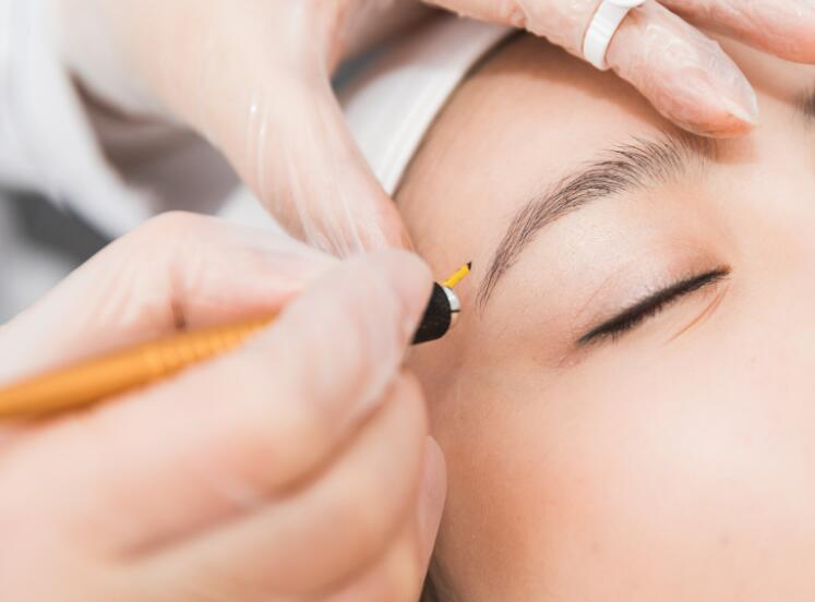 南寧紋繡學(xué)校：在紋眉補(bǔ)色時(shí)，你要注意這些