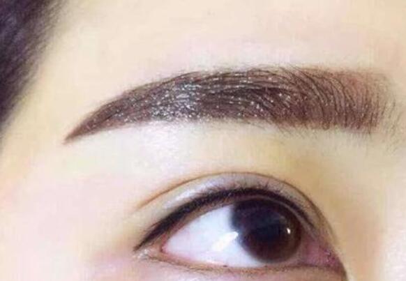 廣西紋眉學習：紋眉修復液怎么涂