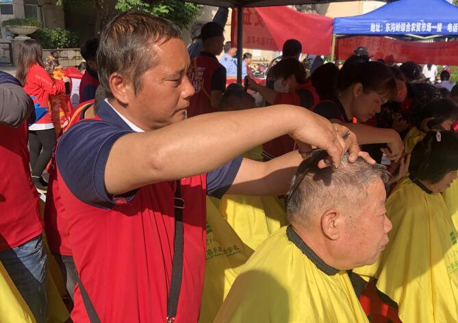 冬日暖陽，廣西美發(fā)理發(fā)學(xué)校小區(qū)免費理發(fā)