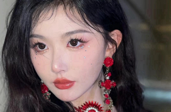 孔雪兒演唱會碎鉆仿妝，廣西美妝學(xué)習(xí)